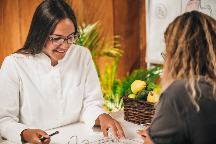 Nutritionist advising client on UPFs